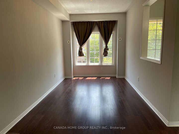 Property Photo: 435 Hensall Circle 43 ON L5A 4P1