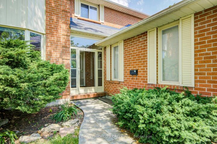 Property Photo: 4468 Beacon Lane ON L5C 4K9