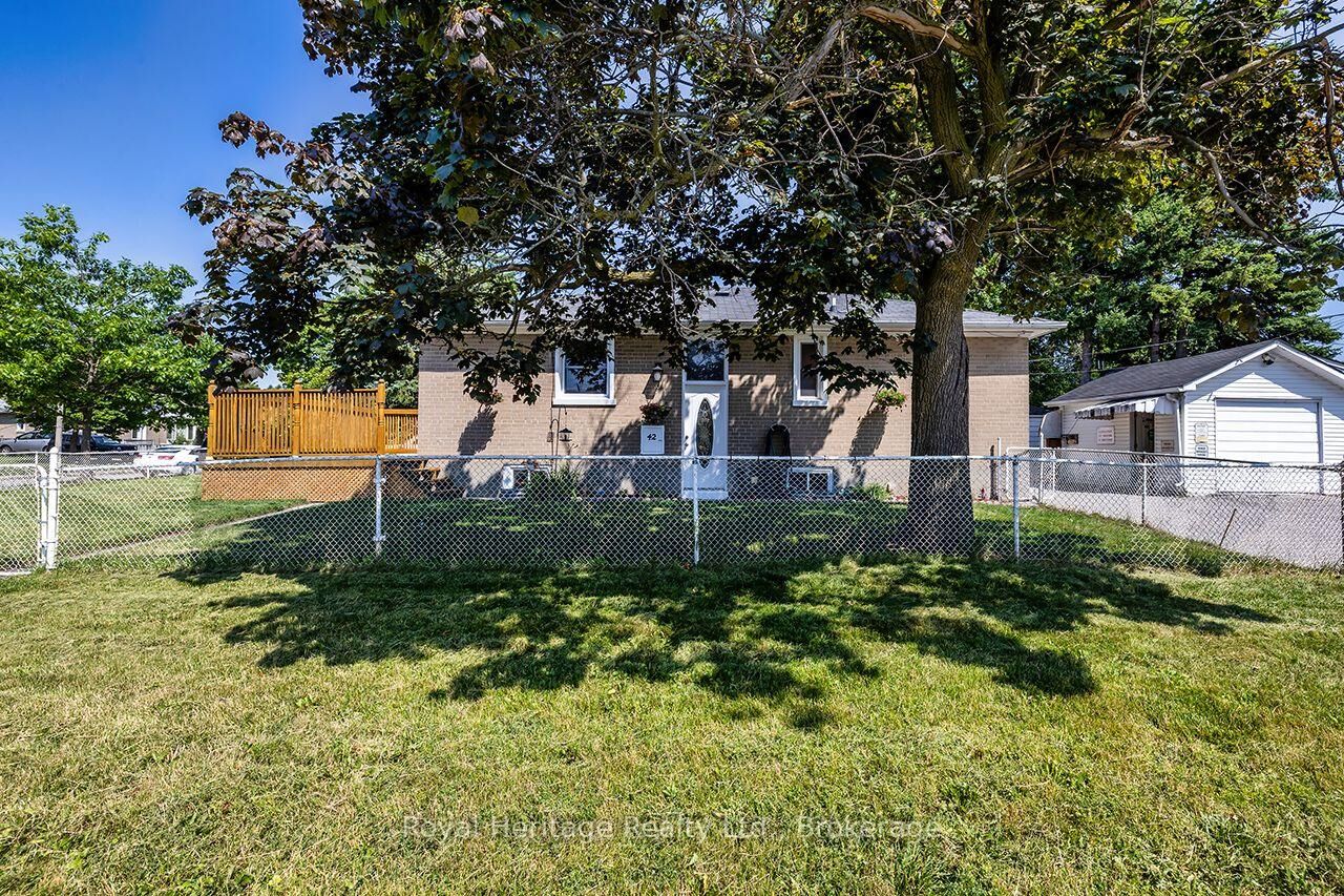 Property Photo: 42 Thorncroft Crescent ON L1S 2S2