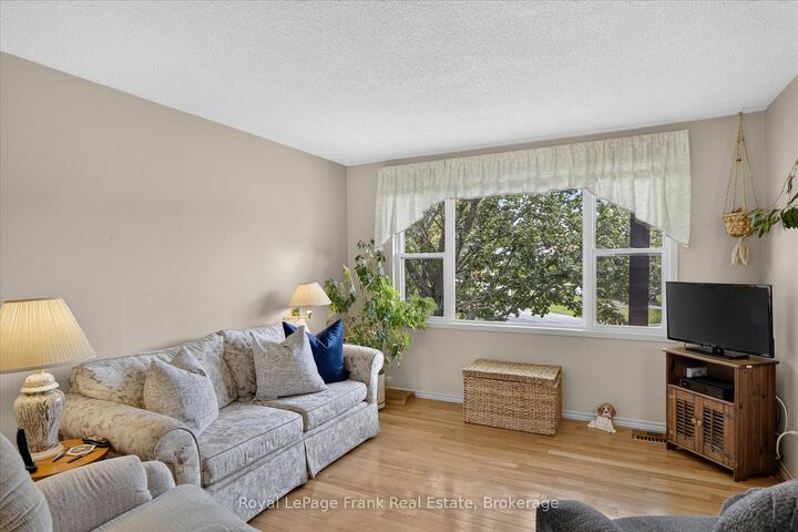 Property Photo: 18 Redwood Court ON K9K 1M5