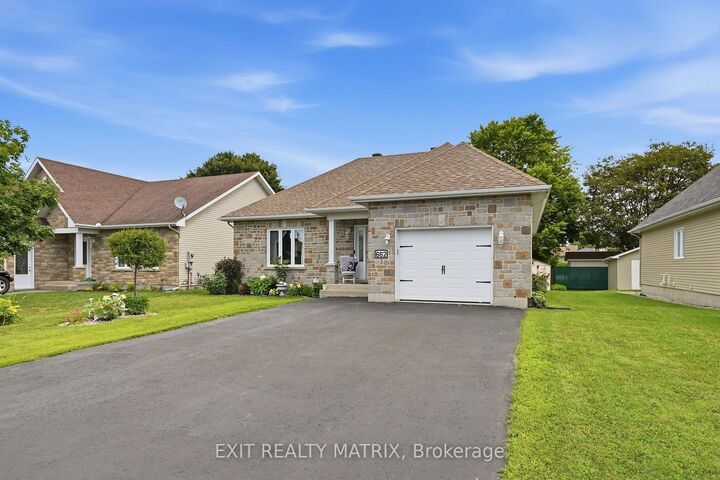 Property Photo: 662 Des Erables Promenade ON K0A 1M0