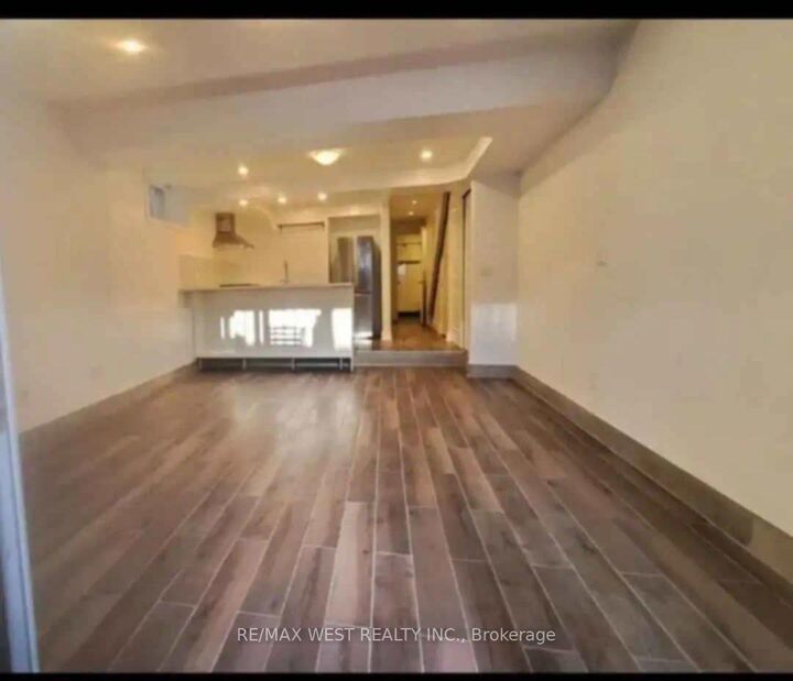 Photo de la propriété:  64 Galt Avenue Lower  ON M4M 2Z1 