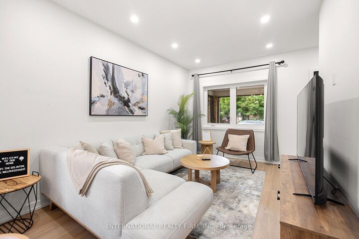 Property Photo: 171 Duplex Avenue ON M5P 2A8