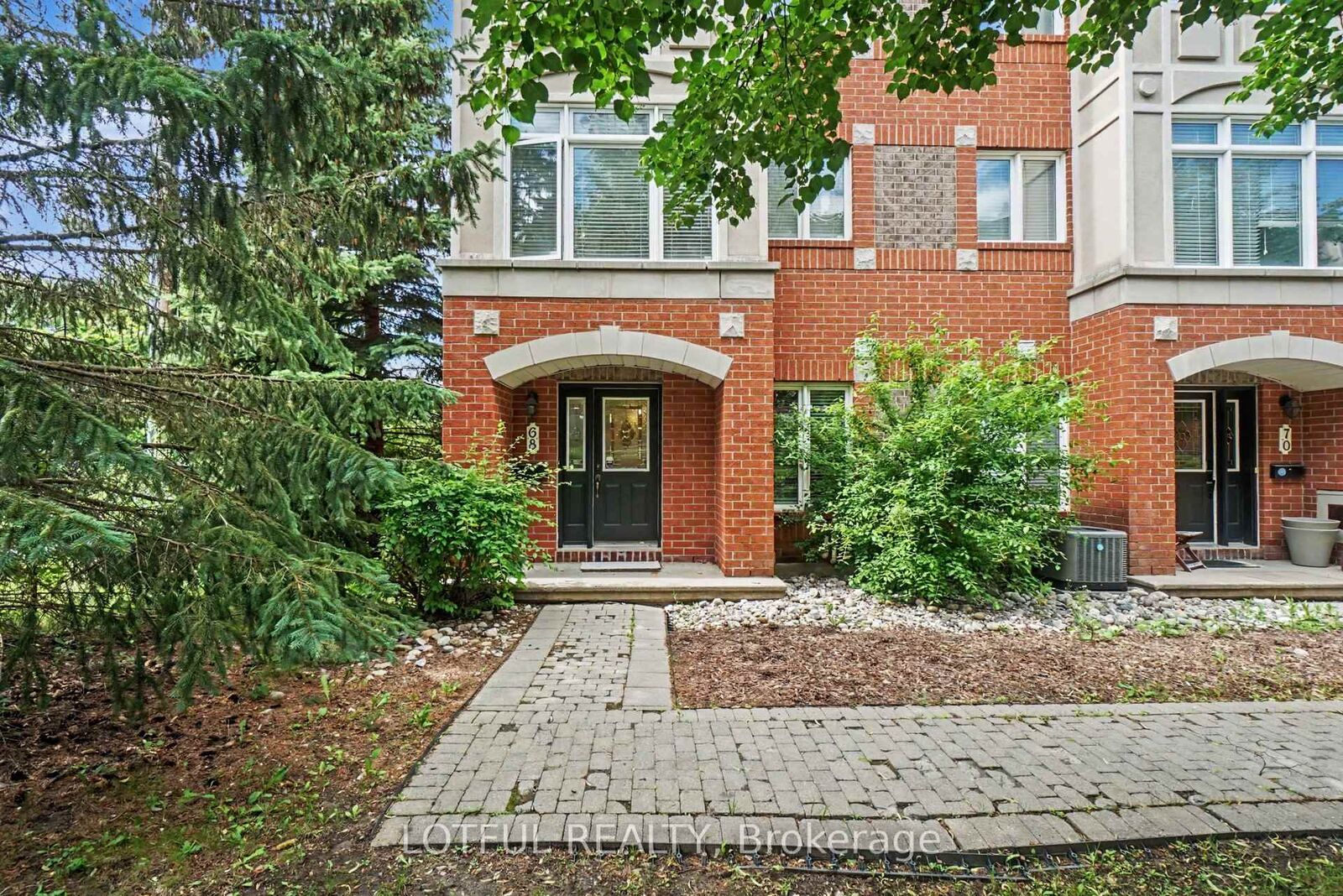 Property Photo: 68 Metropole Private ON K1Z 1G1