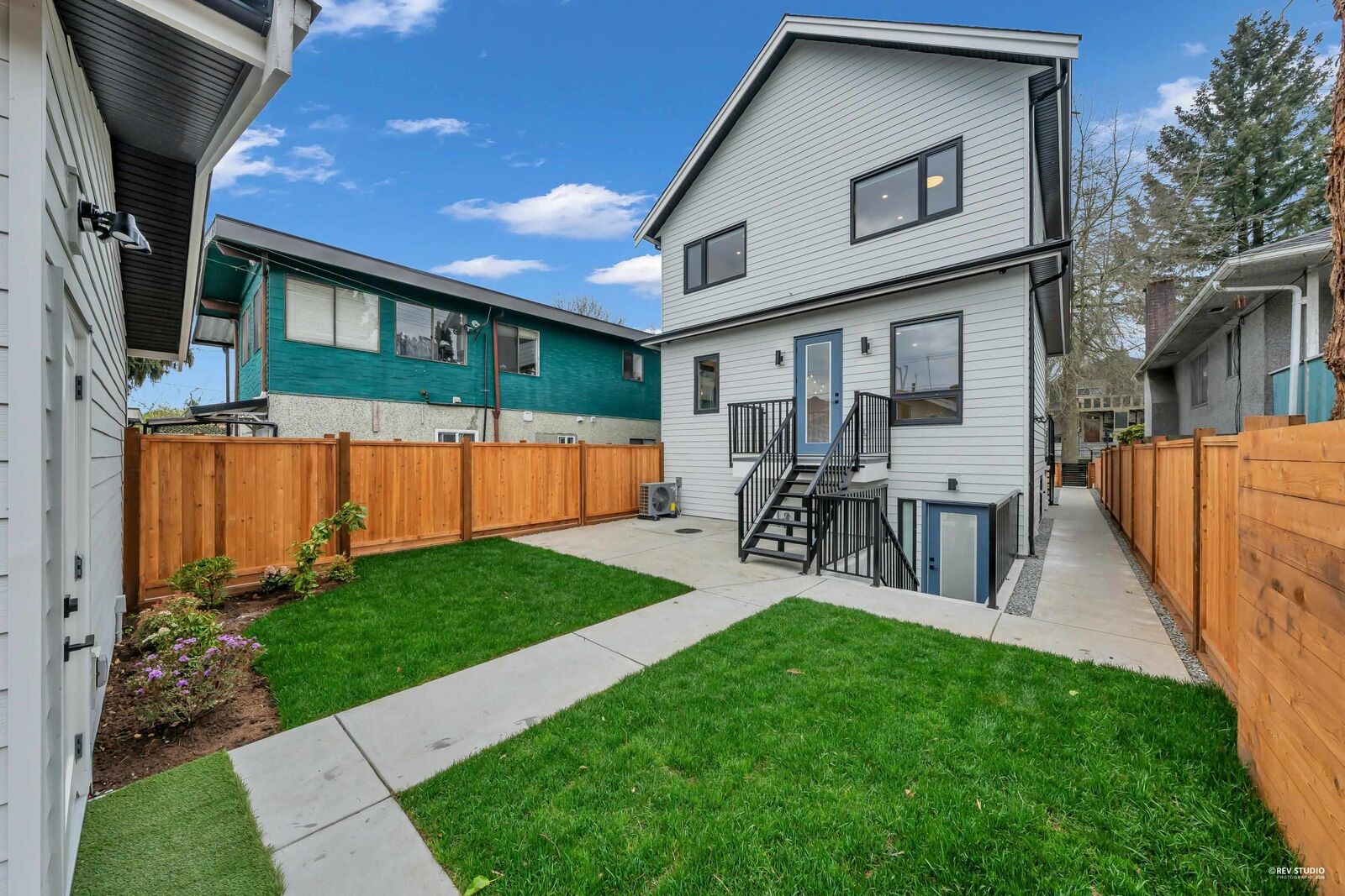 Property Photo: 2713 Cheyenne Avenue BC V5R 4R5