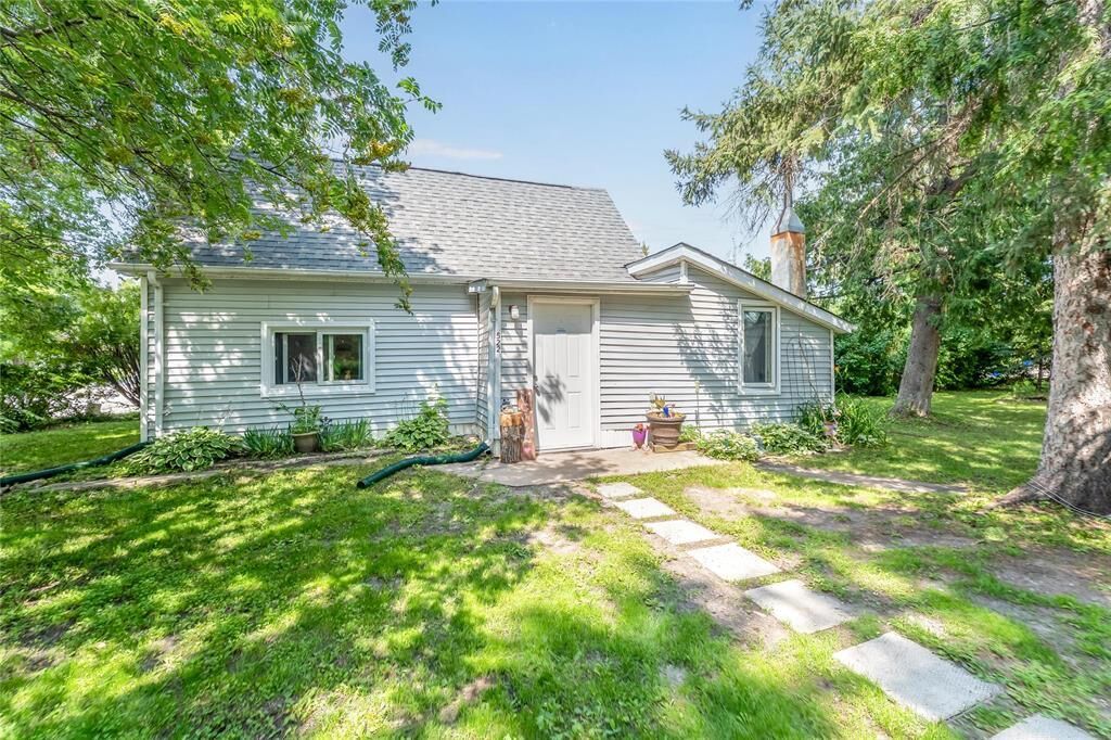 Property Photo:  522 Fourth Street North  MB R0E 0C0 
