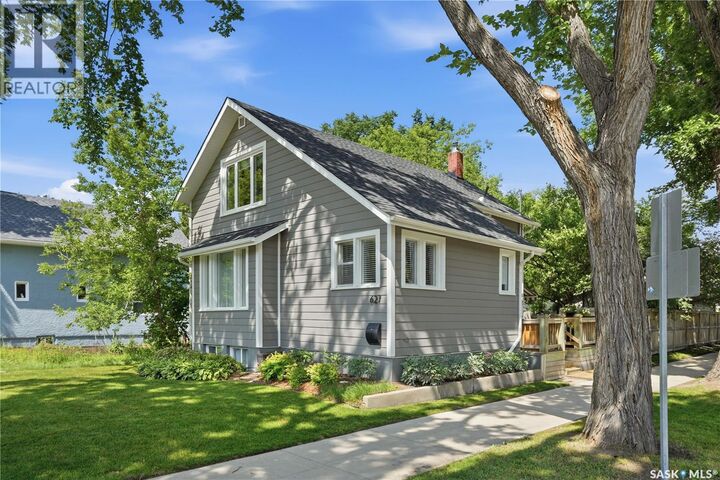 Property Photo:  627 12th Street E  SK S7N 0H3 