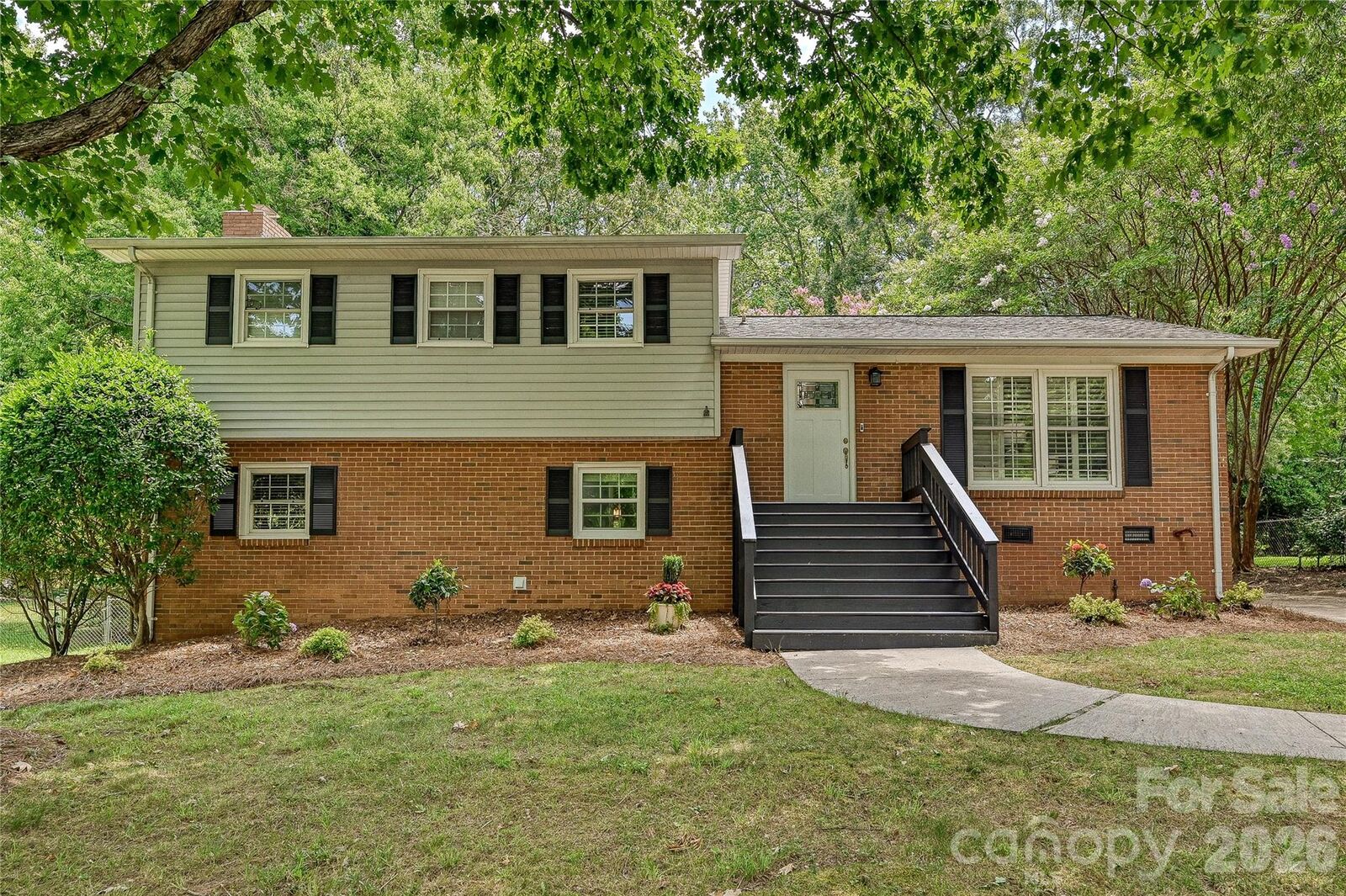 Property Photo: 2308 Knickerbocker Drive NC 28212