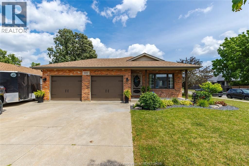 Property Photo: 682 Richmond ON N9V 3Z6
