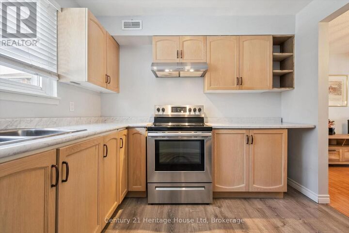 Property Photo: 201 Silvercreek Parkway North 15 ON N1H 3T4