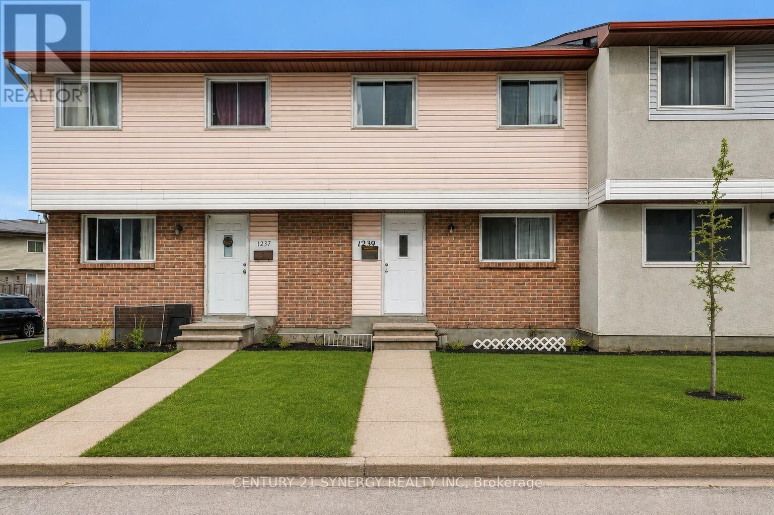 Property Photo: 1239 Bowmount Street 73 ON K1J 8T4