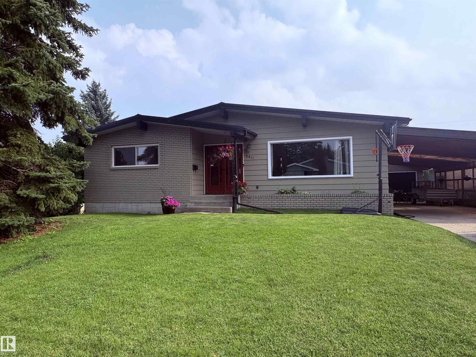 Property Photo:  5411 44 Ave  AB T9A 0C6 