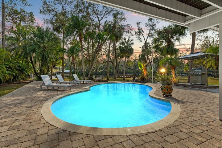Property Photo:  906 W Henry Avenue  FL 33604 