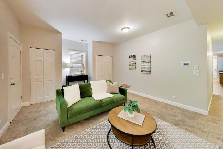 Property Photo:  2927 N Gresham Avenue 1  IL 60618 