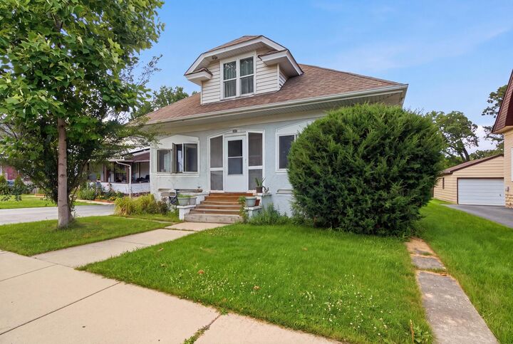 Property Photo:  462 Locust Street  IL 60123 