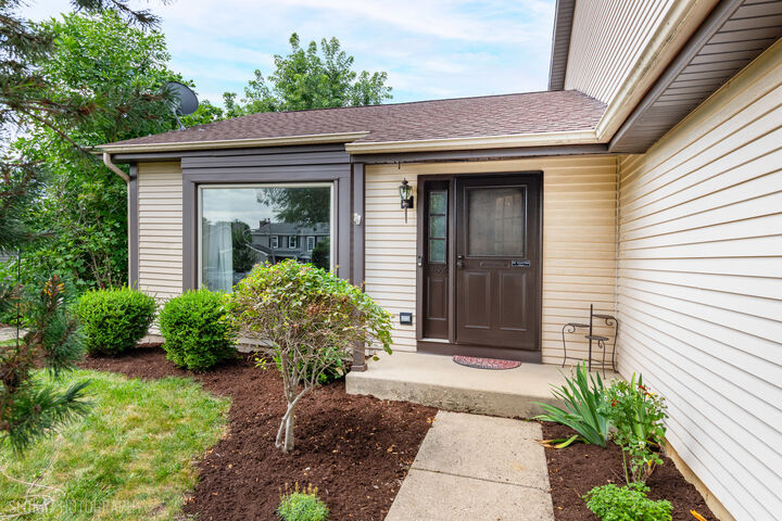 Property Photo: 1152 Pinetree Lane IL 60103