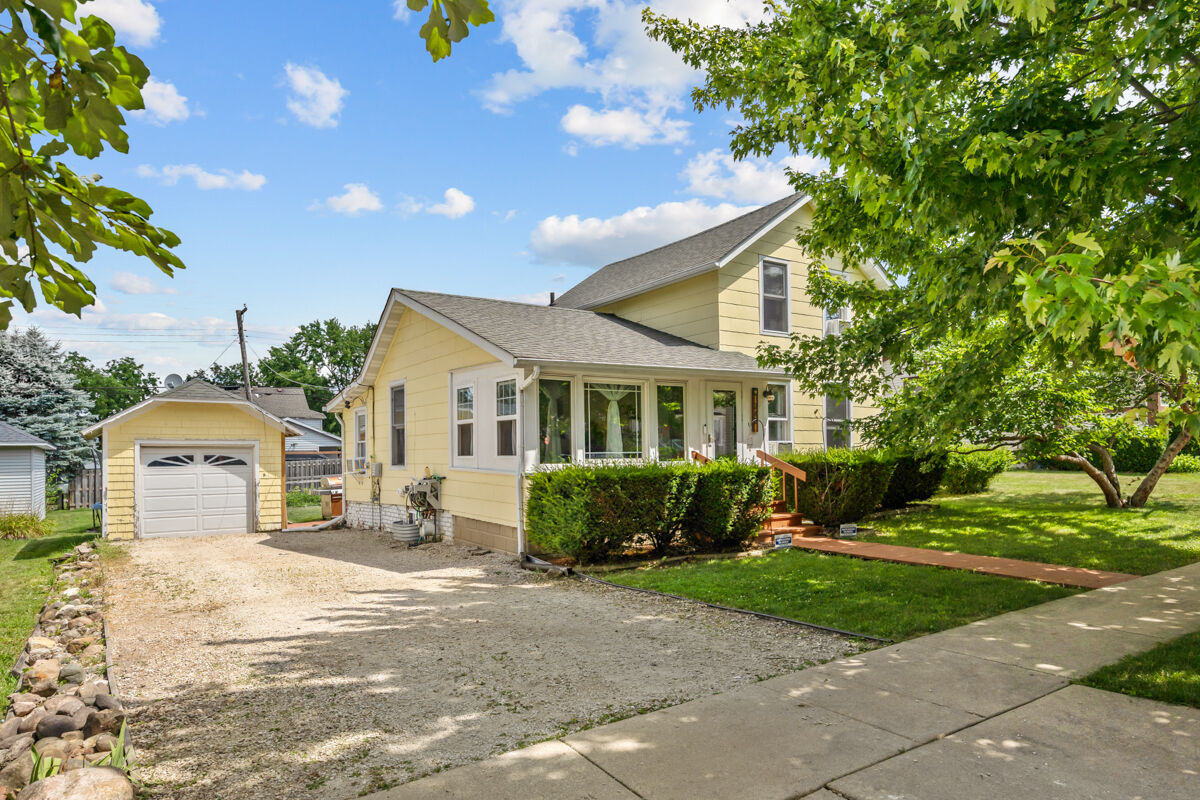 Property Photo:  242 E Jefferson Avenue  IL 60140 