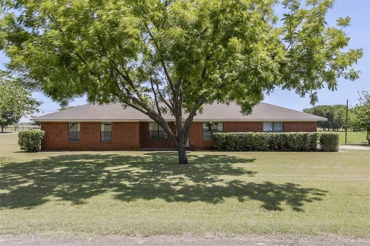 Property Photo:  301 Vinyard Drive  TX 75167 
