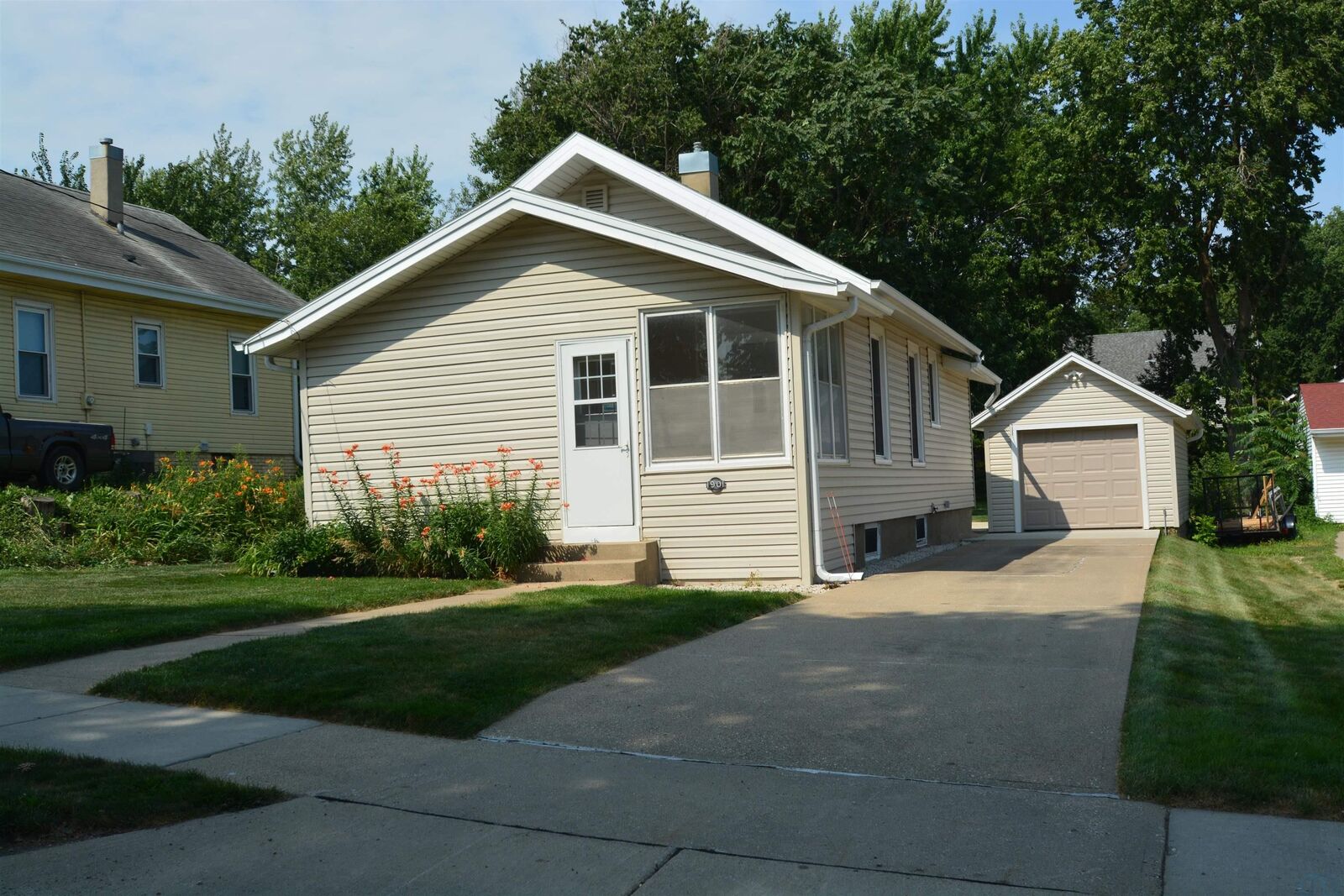 Property Photo:  1901 S Clinton St  IA 51106 