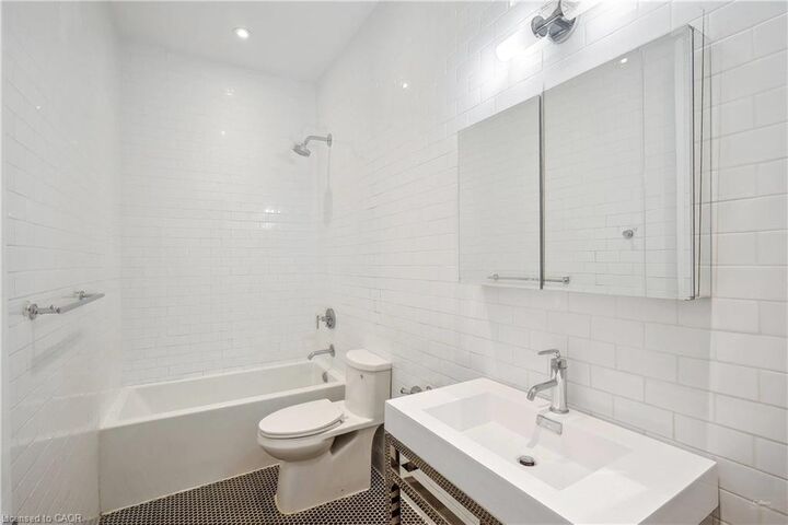 Property Photo:  220 Dundurn Street S 134  ON L8P 4K7 
