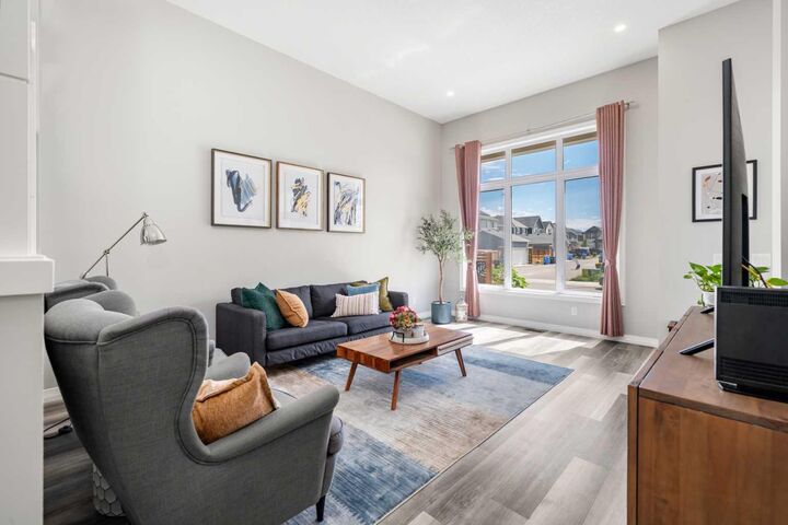 Property Photo:  374 Magnolia Square SE  AB T3M 2W4 