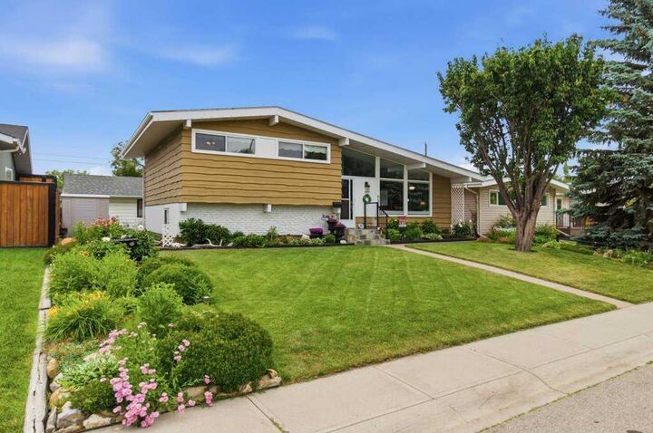 Property Photo:  9511 Academy Drive SE  AB T2J 1A6 