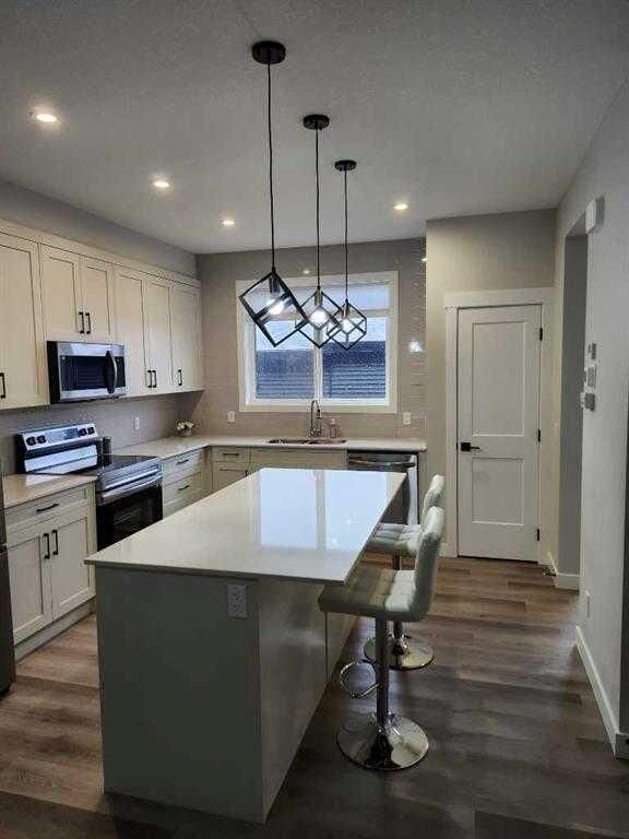 Property Photo:  24 Silverton Glen Green SW  AB T2X 5B8 