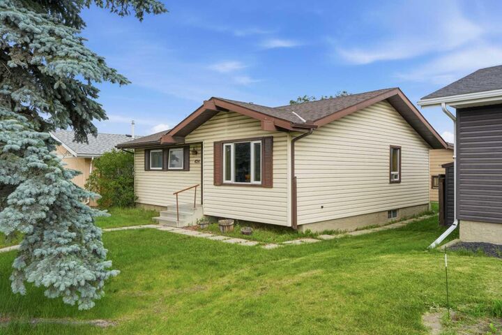 Property Photo:  424 Acacia Drive SE  AB T4B 1E9 