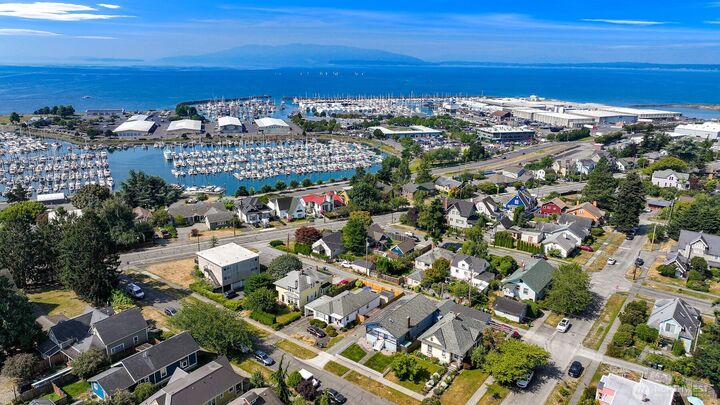 Property Photo:  2217  Lynn Street  WA 98225 
