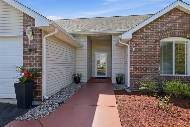Property Photo:  1818 S Sullivan Rd  WA 99037 