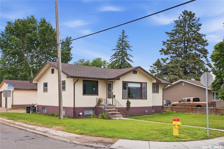 Property Photo:  1701 C Avenue N  SK S7L 1L6 