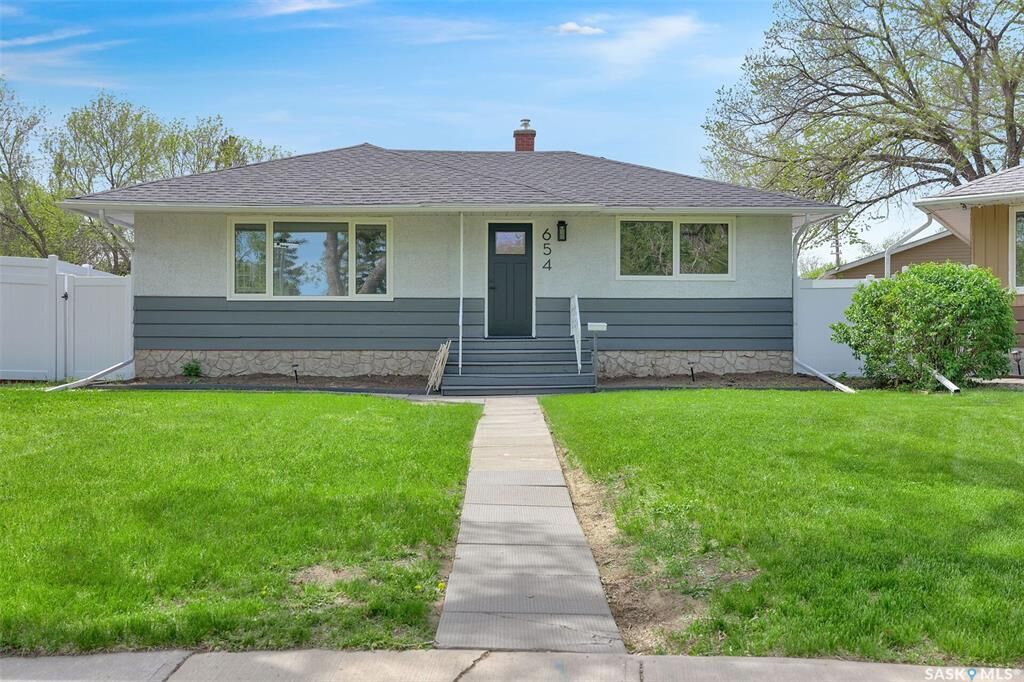 Property Photo:  654 Aberdeen Crescent  SK S4T 6A9 