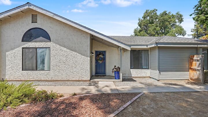 Property Photo: 1715 E Vine Court CA 93292