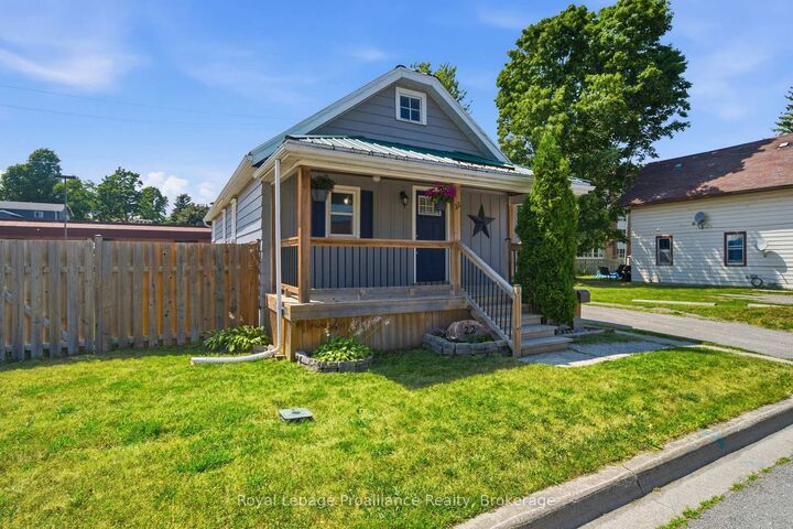Property Photo:  22 Flindall Street  ON K8V 3E3 