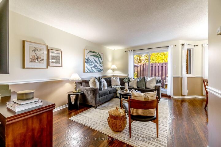 Photo de la propriété:  36 Champlain Crescent 15  ON K9L 1T1 