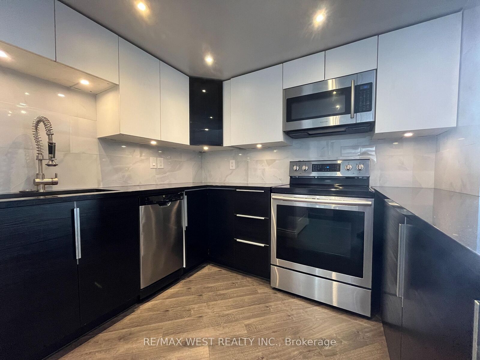 Property Photo: 300 Webb Drive 1007 ON L5B 3W3