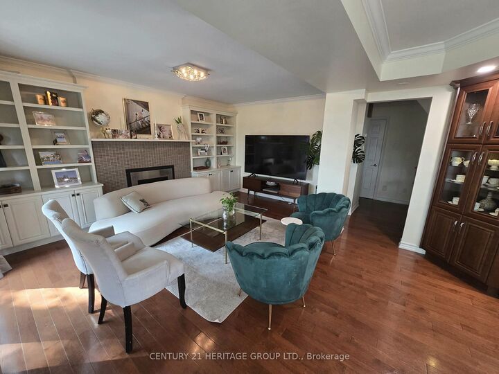 Property Photo:  163 Fox Run N/A  ON L4N 6E3 