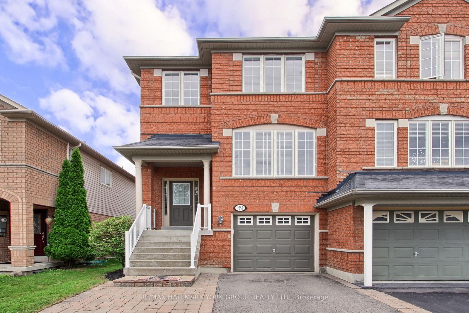 Property Photo:  39 Millcliff Circle  ON L4G 7N7 