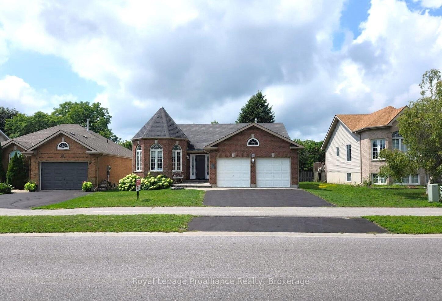 Property Photo: 30 Heartwood Drive ON K8P 5L9