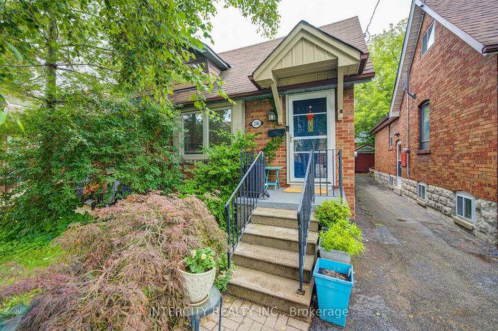 Property Photo:  256 Blantyre Avenue  ON M1N 2S1 