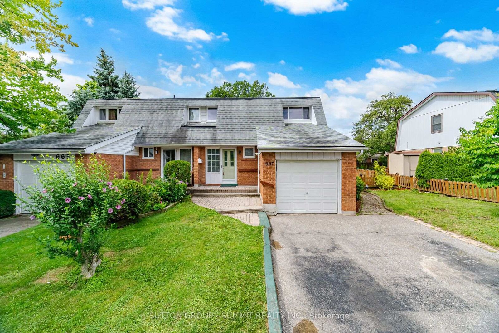 Property Photo: 667 Green Meadow Crescent ON L5A 2V3