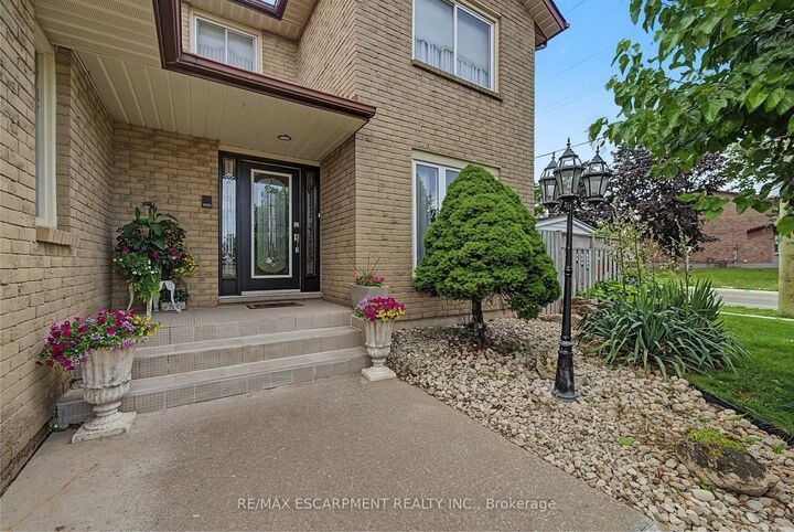 Property Photo: 2 Cresthaven Drive ON L8E 4S4