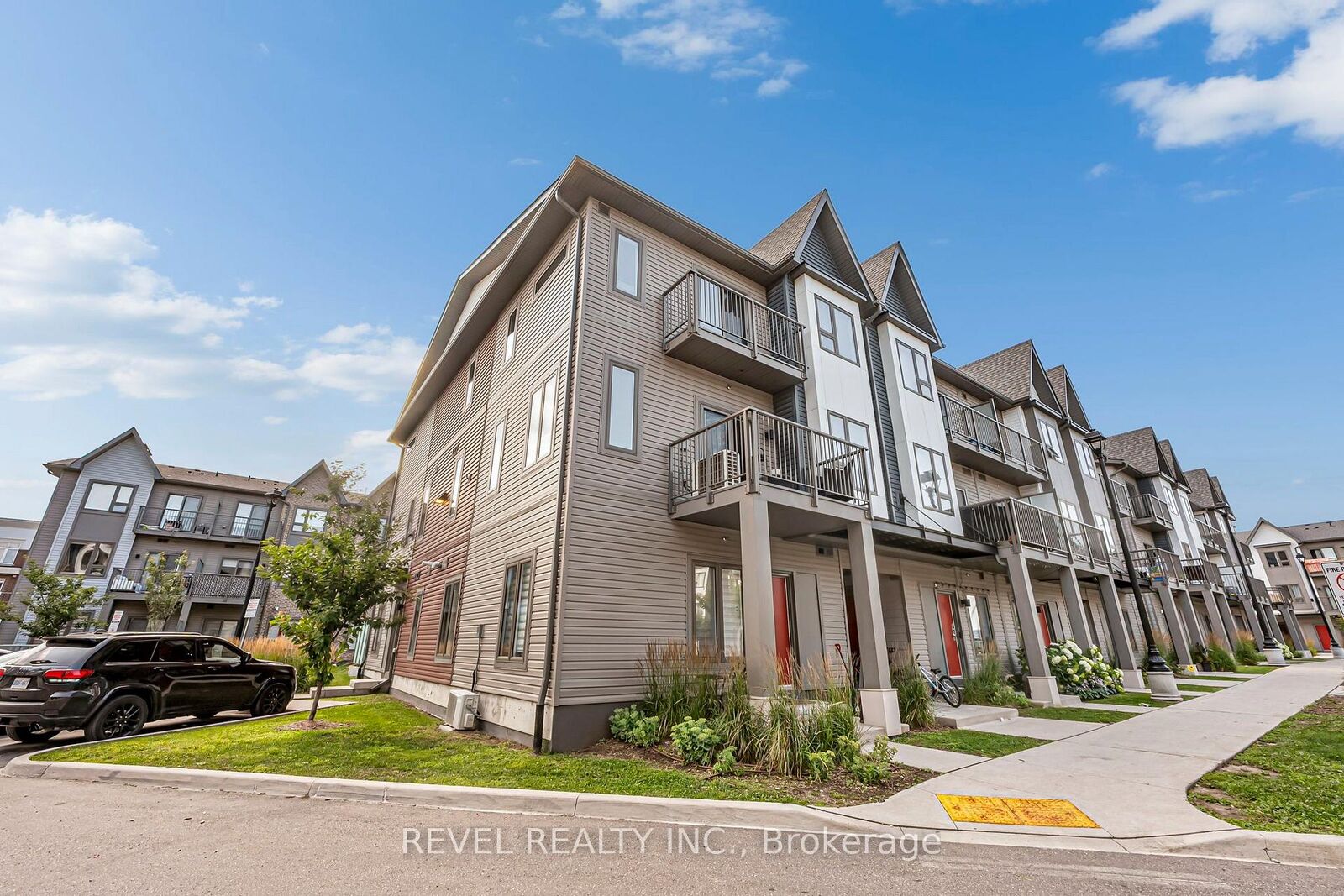 Property Photo:  2635 William Jackson Drive 304  ON L1P 2V8 