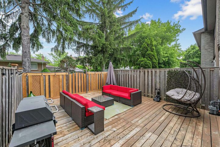Property Photo: 405 Hyacinthe Boulevard 7 ON L5A 3N1