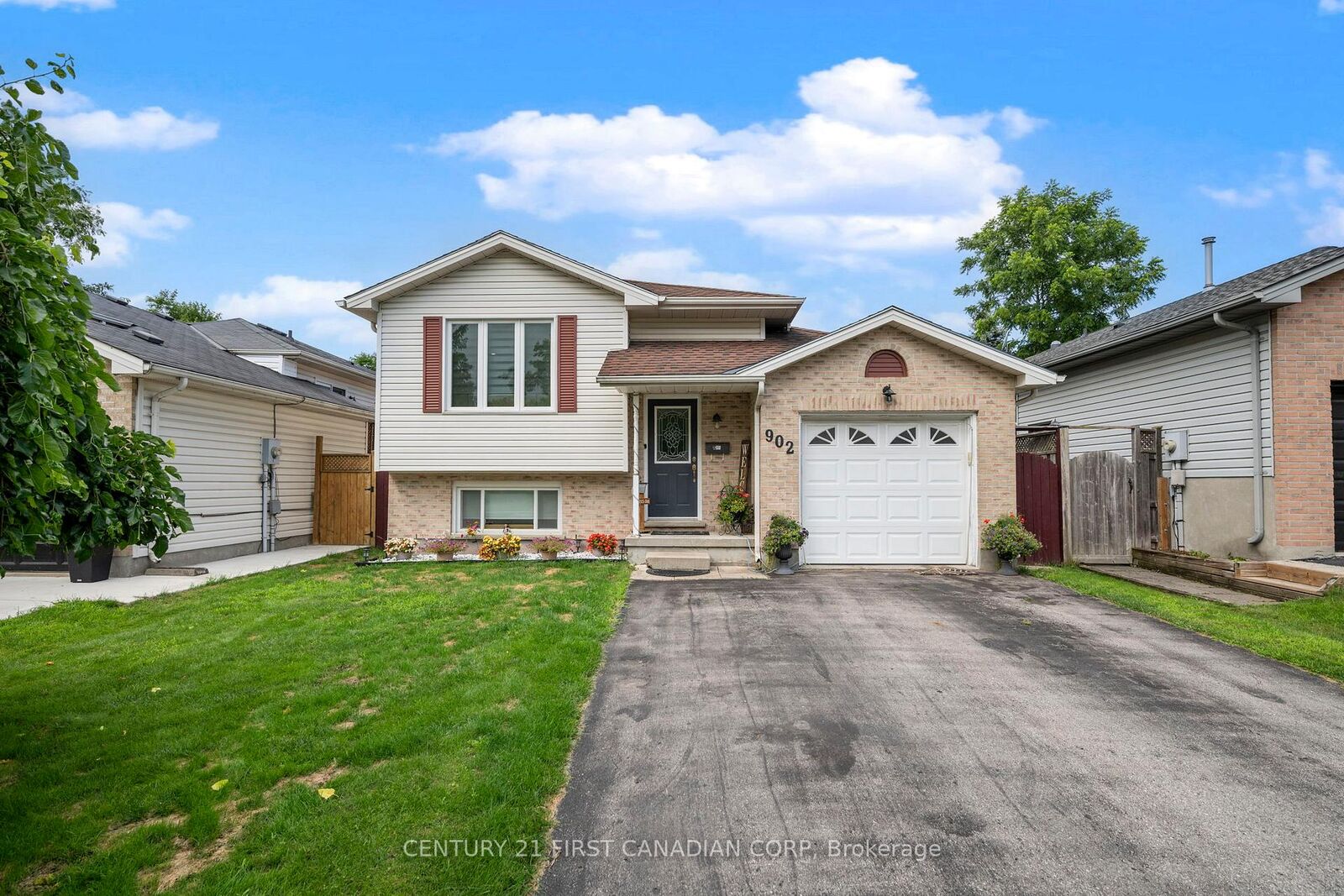 Property Photo:  902 Railton Avenue  ON N5V 4V9 