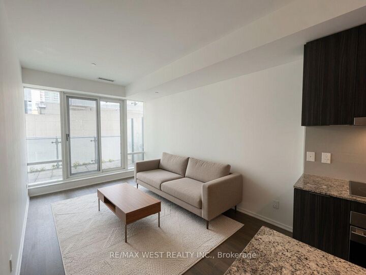 Property Photo:  1 Bloor Street E 524  ON M4Y 2Z1 