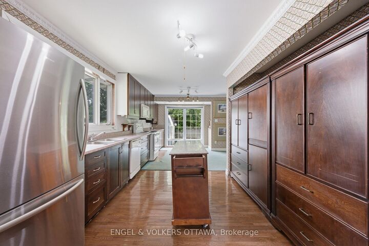 Property Photo: 1446 Ridgebrook Drive ON K1B 4H1