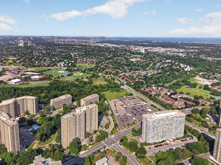 Property Photo: 1580 Mississauga Valley Boulevard 1501 ON L5A 3T8