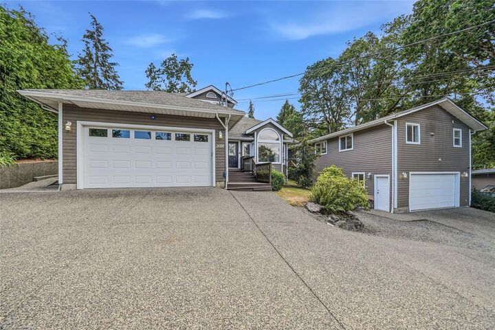 1688 Maple Bay Rd — photo 1