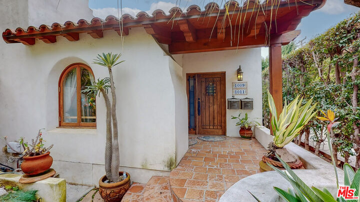 Property Photo:  1011 N La Jolla Ave  CA 90046 